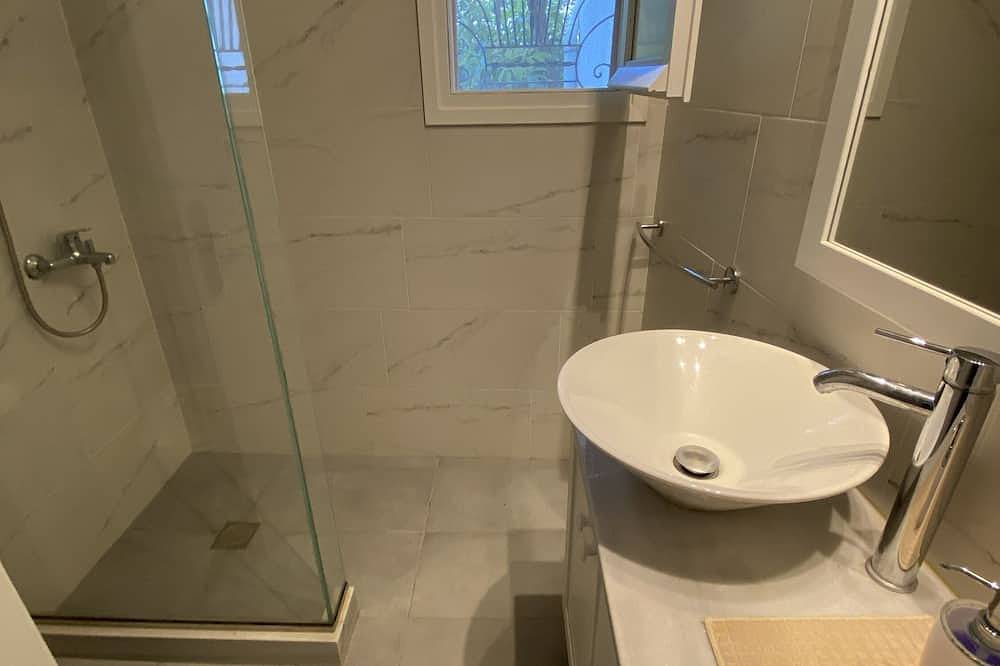 Hus nær Artimos stranden in Øyer i Attikaregionen