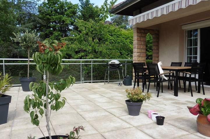 Cocoon room in the heart of nature 5/10 min from the digital campus, village and train station in Charbonnières-les-Bains, Lyon und Umgebung