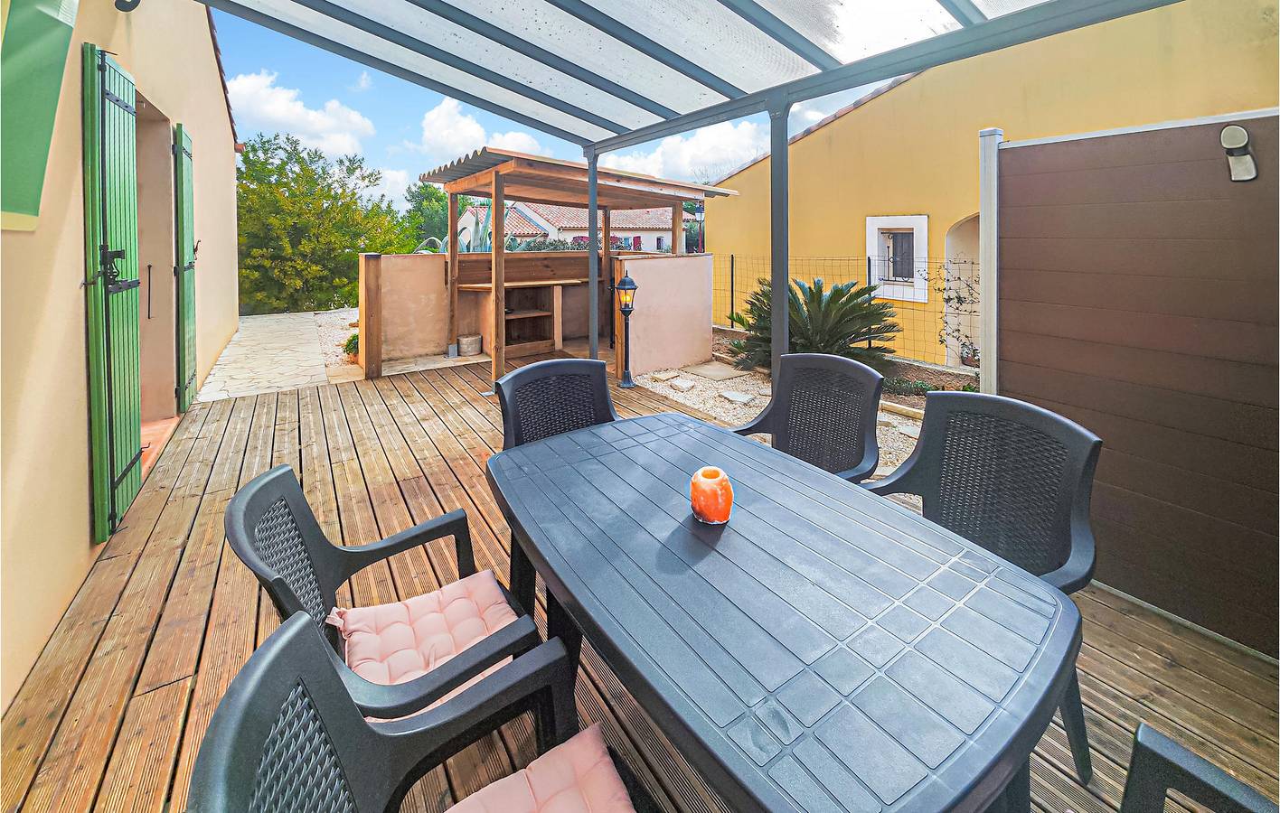 Appartement de 130 m² avec climatisation, piscine et jardin, à proximité du centre ville et de la rivière in Pouzols-Minervois, Côte méditerranéenne (France)