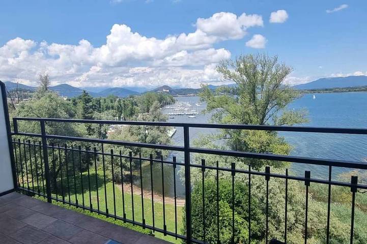 Ganze Wohnung, Ferienwohnung mit Klimaanlage und Balkon mit Seeblick in Dormelletto, Lago Maggiore (Piemont)