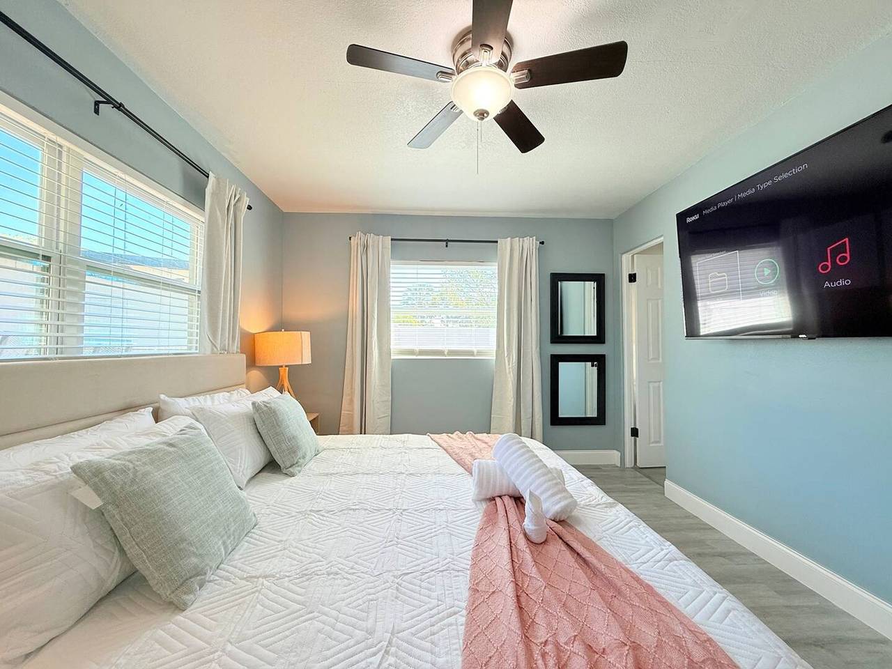 Spacious Modern, King bed, Game room & more in Orange County (FL)
