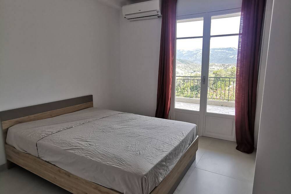 Séjour en Pleine Nature, vue Imprenable, Jacuzzi in Contes, Nice region