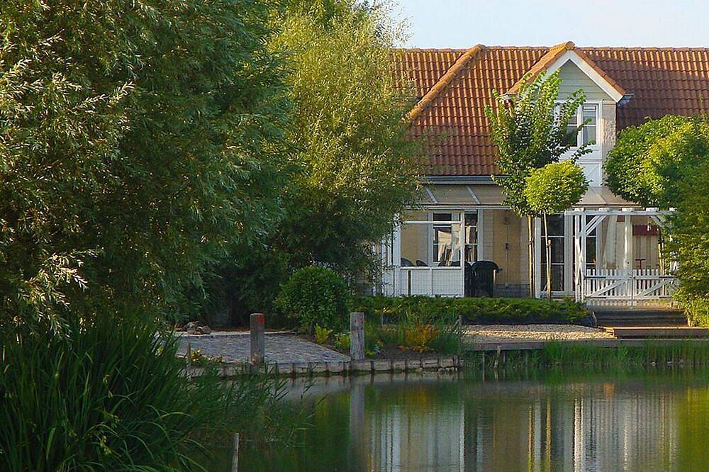 5 Gehminuten zum Strand: Komfortables Ferienhaus mit Garten, Veranda und Sauna in De Banjaard, Kamperland