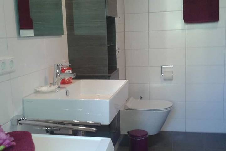Ganze Wohnung, Ruhige, zentrale Neubau Ferienwohnung mit Charm an der Ach mit Stellplatz in Lindau, Bayerisch Schwaben