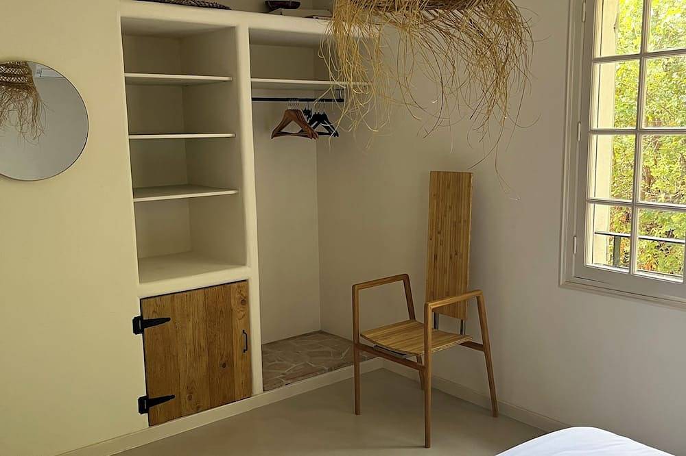The Lodge, a haven of peace in an oak forest in Châteauneuf-Grasse, Costa mediterránea (Francia)