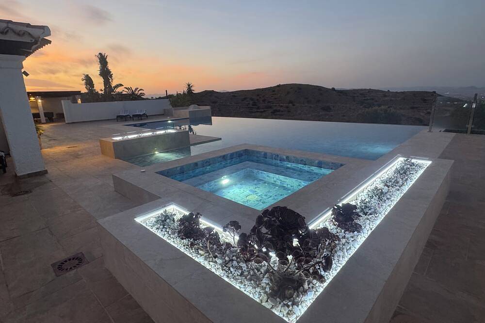 Luxuriöse Villa mit 5 Betten, 3 Bädern, separatem Infinity-Pool / Whirlpool und Spielbereich. in Bédar, Cordillera Penibética