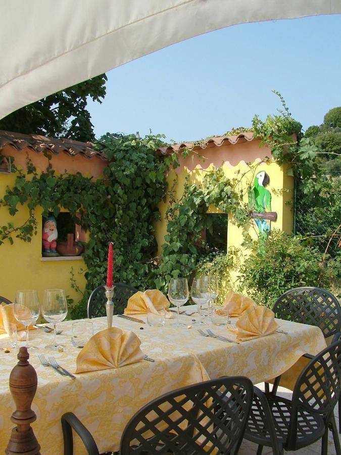 Privatzimmer für 2 Personen, mit Terrasse und Garten sowie Pool