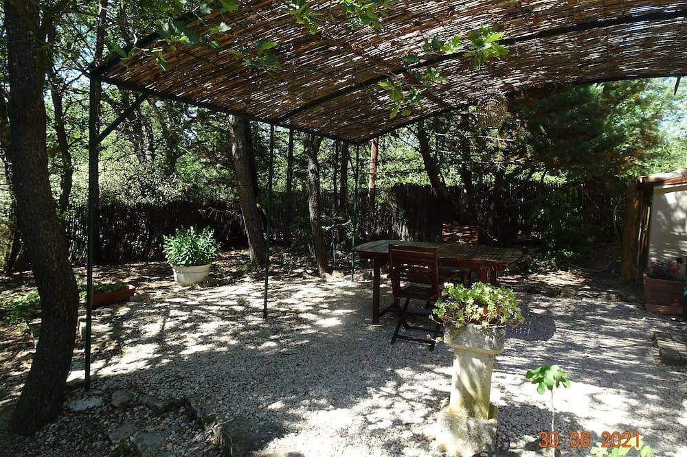 Petit mazet provençal avec piscine privée. Idéal pour les amoureux de la nature. in Pernes-les-Fontaines, Parc naturel régional du Mont-Ventoux