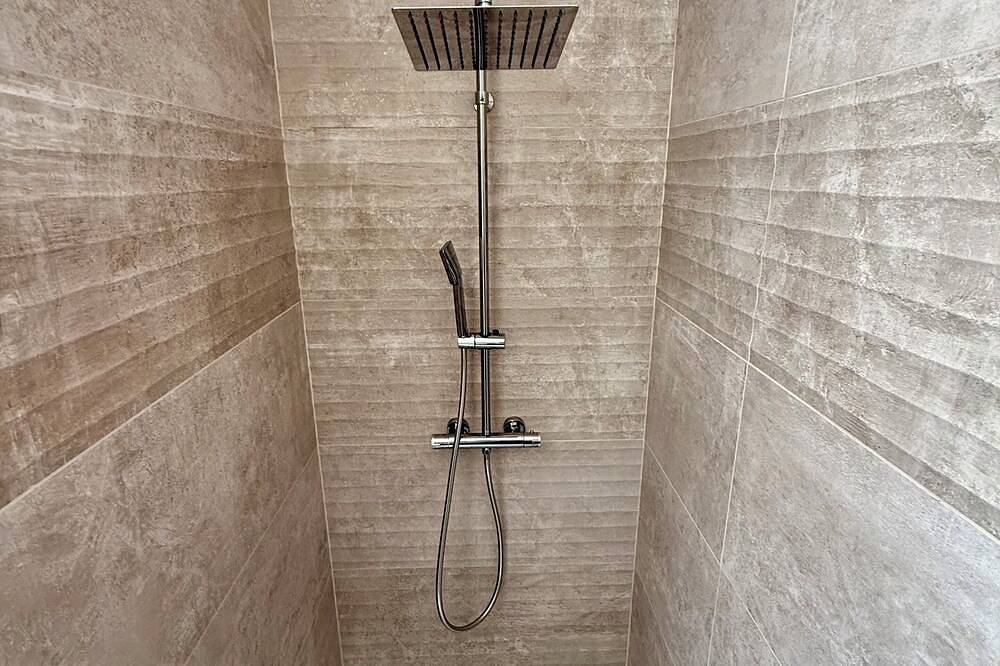 Le Patio, 10 minutes from Béziers and 20 minutes from Pézenas in Pailhès, Region de Béziers