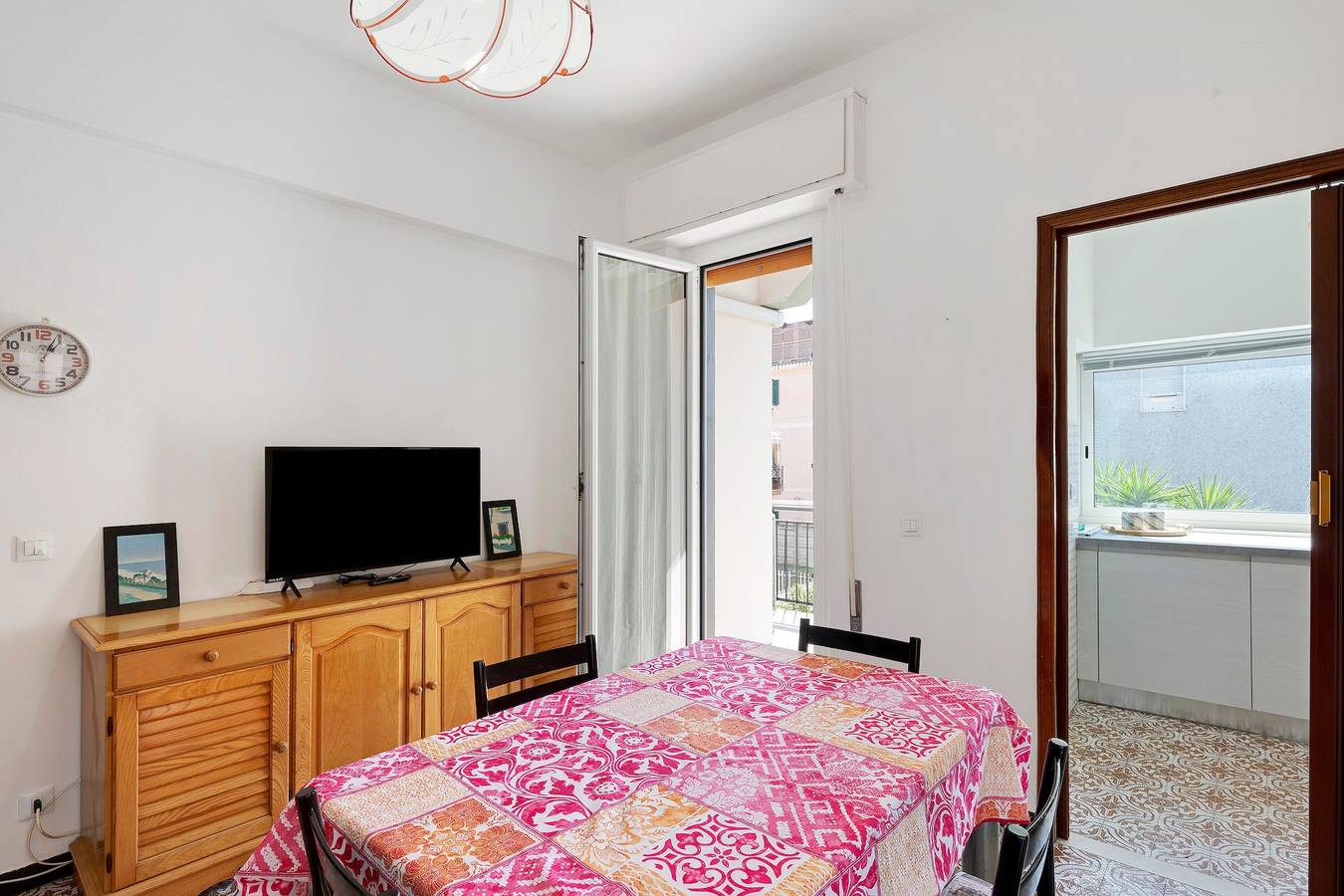 Ganze Wohnung, Ferienwohnung 'Isonzo Holiday Home - 2 Schlafzimmer' mit Bergblick, Wlan & Klimaanlage in Loano, Riviera di Ponente