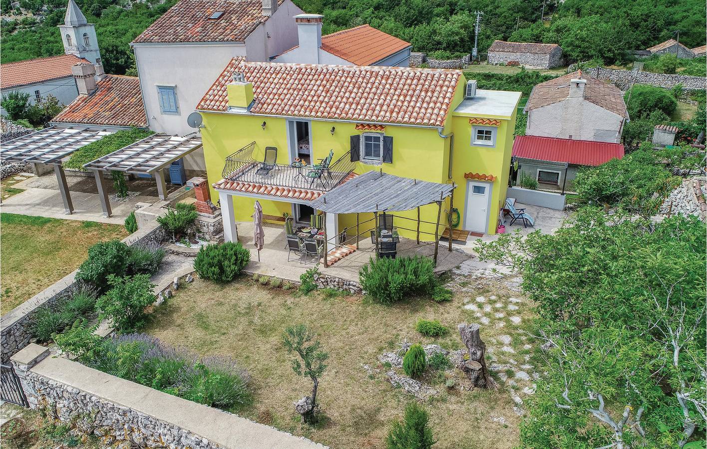 Gemütliche 2-Zimmer-Wohnung mit Terrasse, 1 km von der Küste entfernt in Cres Stadt, Cres