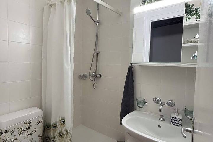 Entire apartment, **2 min from the Jet d'Eau | Renovated 24m² studio apartment, Geneva center **) in Eaux-Vives, Genève