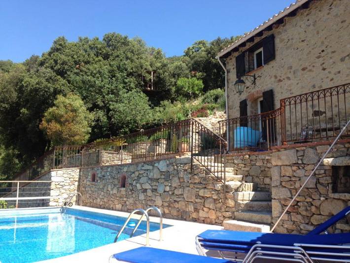 Gîte pour 2 personnes, avec sauna ainsi que terrasse et piscine à Montbolo