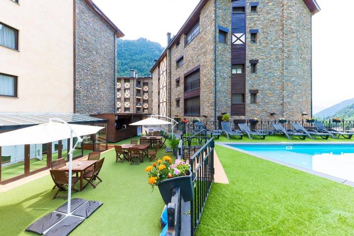 Hôtel pour 2 personnes, avec piscine et jardin dans Arinsal - 4