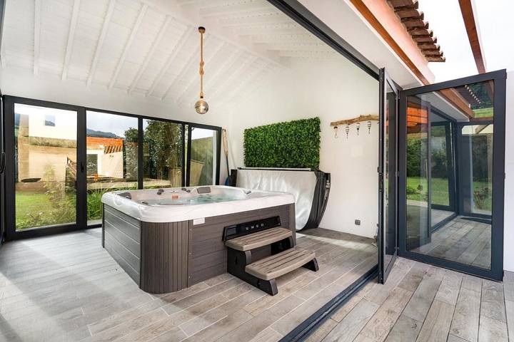 Casa rural para 6 personas, con Jacuzzi y Terraza además de Jardín y Piscina en Villa Franca Do Campo