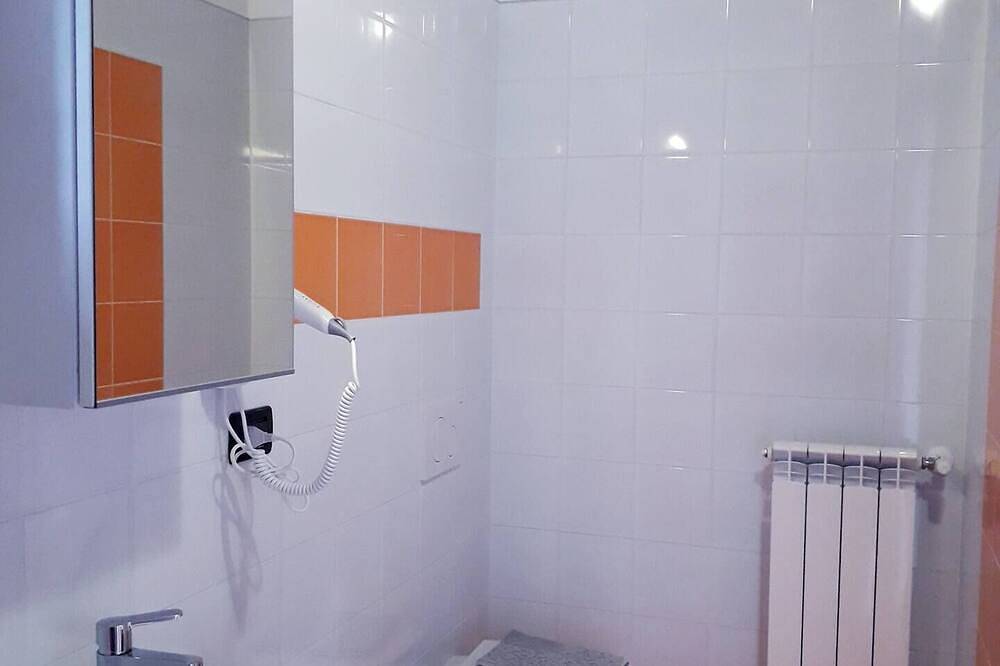 Ganze Wohnung, \"Paratico\" room in Marone, Gemeinde Marone