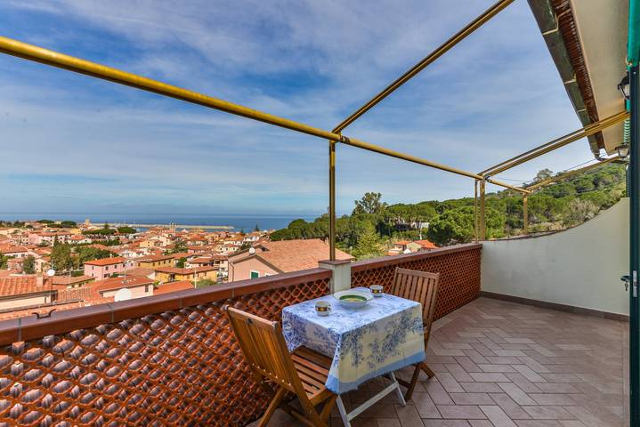 Casa de vacaciones 'Appartamento Belvedere' con vistas al mar, terraza privada y Wi-Fi in Marciana Marina, Archipiélago Toscano