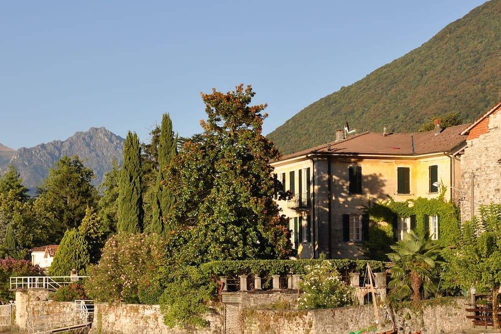 Ganze Wohnung, Osteno: Wohnung mit Garten und privatem Zugang zum See in alten Villa in Osteno, Claino con Osteno