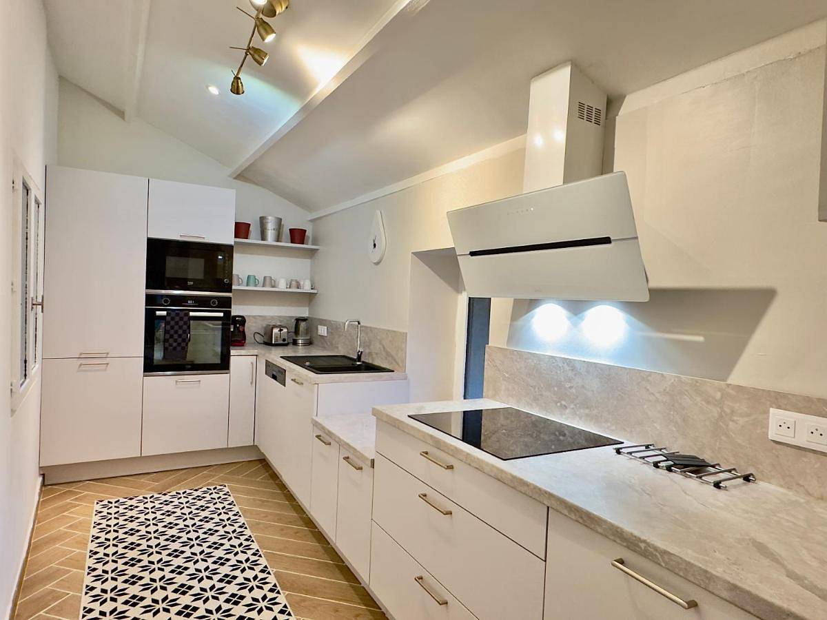 Appartement entier, One-Bedroom Apartment in Lastours, Région de Carcassonne