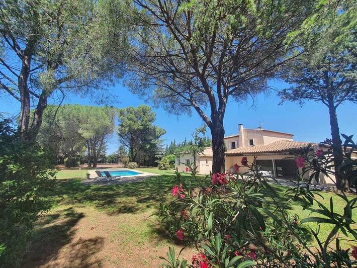 Location de vacances pour 14 personnes, avec piscine ainsi que vue et jardin à Garons - 2