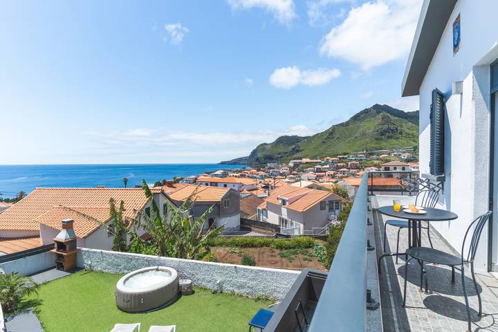 Ferienwohnung für 5 Personen, mit Meerblick und Balkon sowie Whirlpool und Terrasse