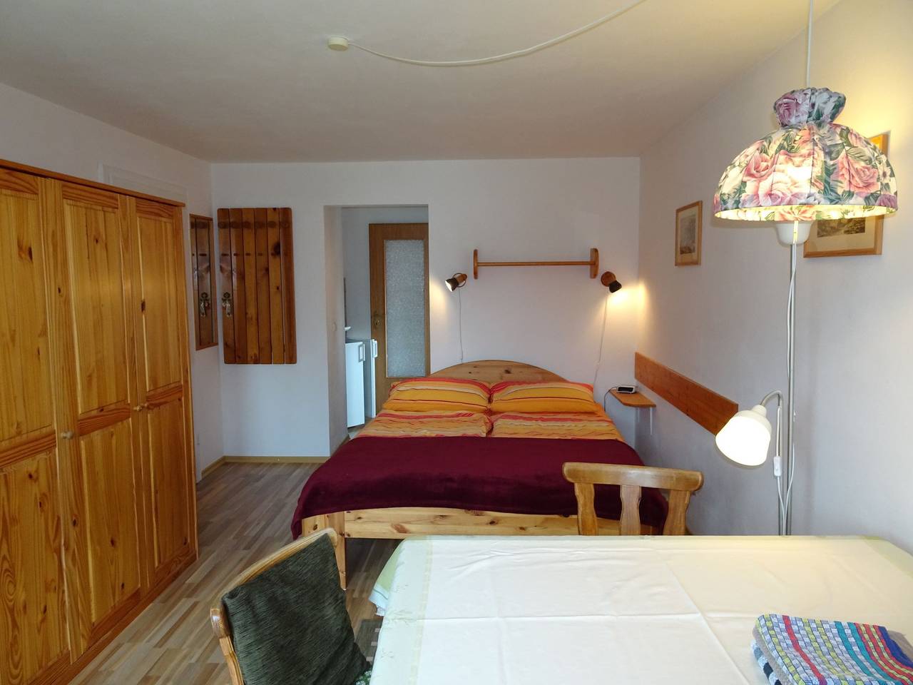Ganze Ferienwohnung, Gästehaus Strobl am See - Appartement 2 - 21qm - See- u. Bergblick - Balkon mit Morgensonne in Gollenshausen am Chiemsee, Gstadt am Chiemsee
