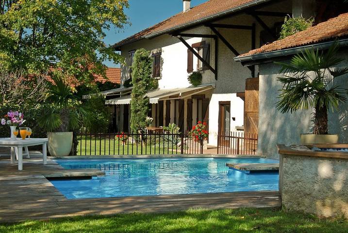Gîte pour 15 personnes, avec Jacuzzi et Terrasse ainsi que Jardin et Piscine