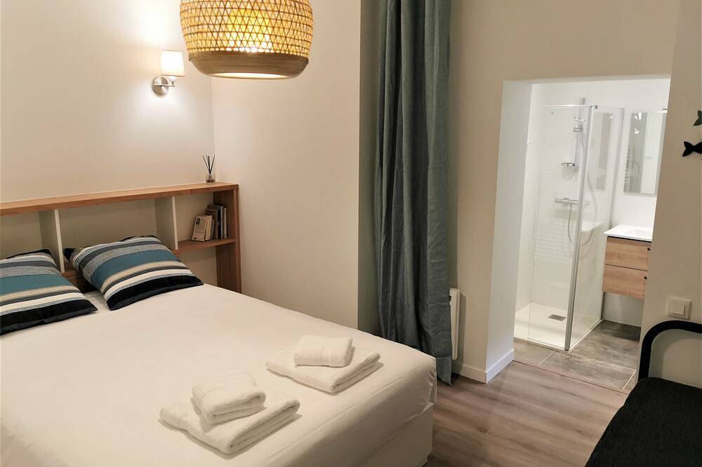 Entire apartment, Villa Henry - Apartment 4 pe. - Facing the Beach in Les Sables-d'Olonne, Vendée