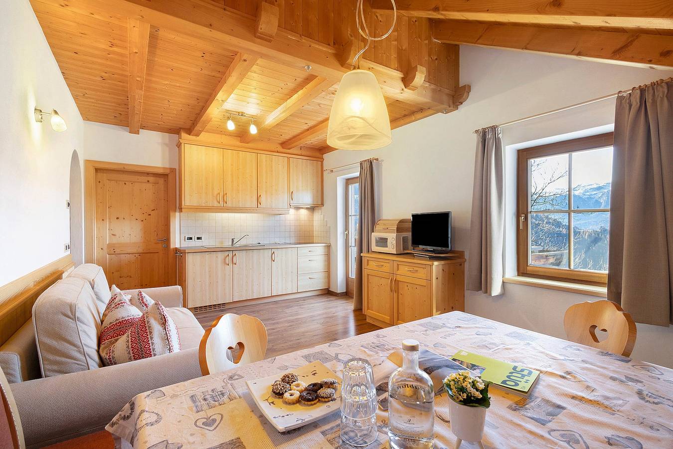Ganze Wohnung, Apartment 'Pütia' mit Bergblick, gemeinsamer Terrasse und Wlan in Wengen (Italien), Dolomiti Superski