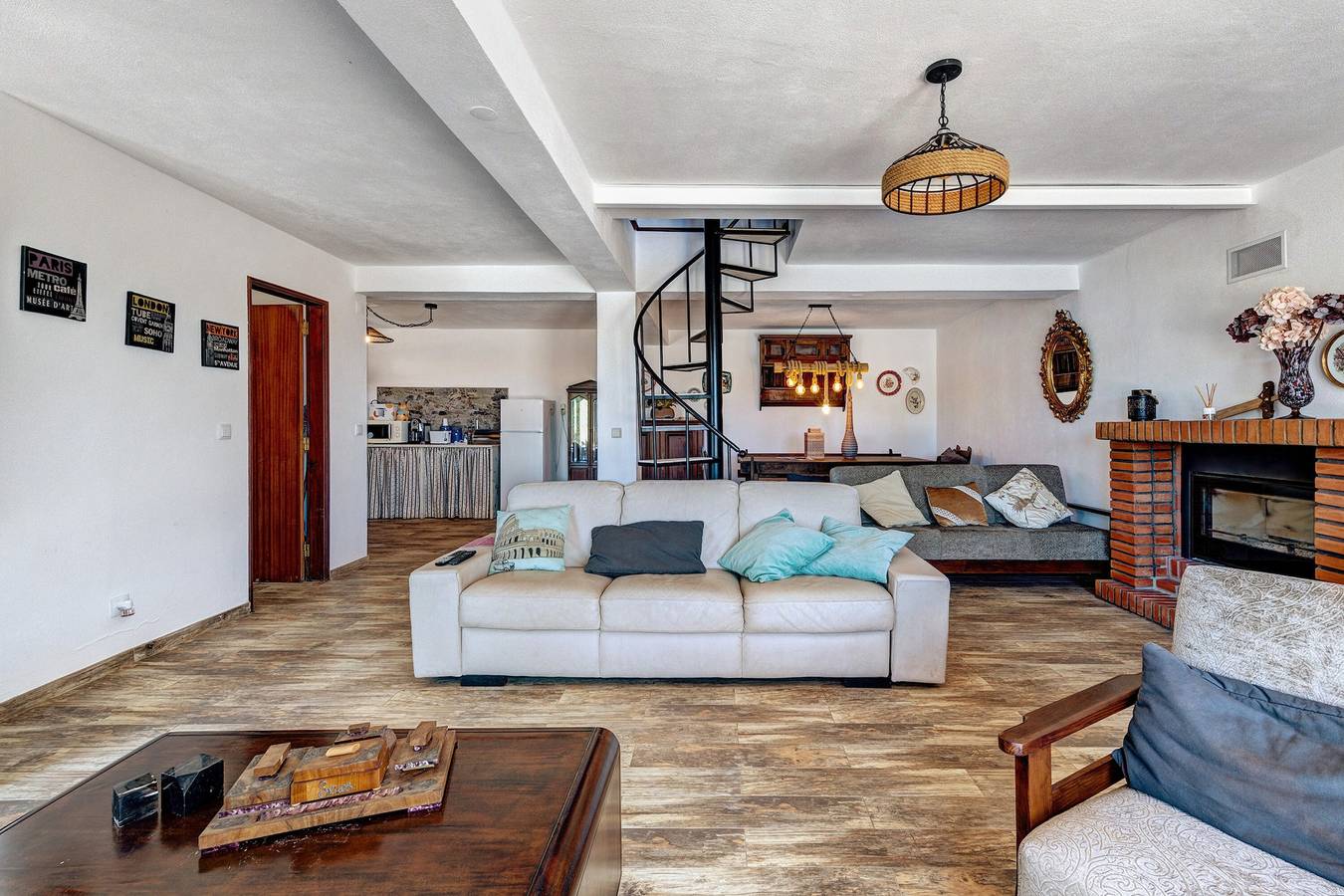 Casa de férias 'Casa Girassol' com piscina partilhada, terraço privado e acesso Wi-Fi in Azambuja, Rio Tejo