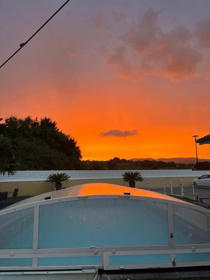 Location de vacances pour 8 personnes, avec terrasse et piscine ainsi que vue et jardin à Crêches-sur-Saône - 2