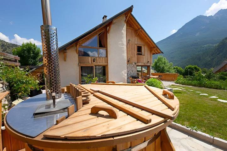 Chambre d’hôte pour 2 personnes, avec jardin et jacuzzi à Saint-Martin-de-Queyrières