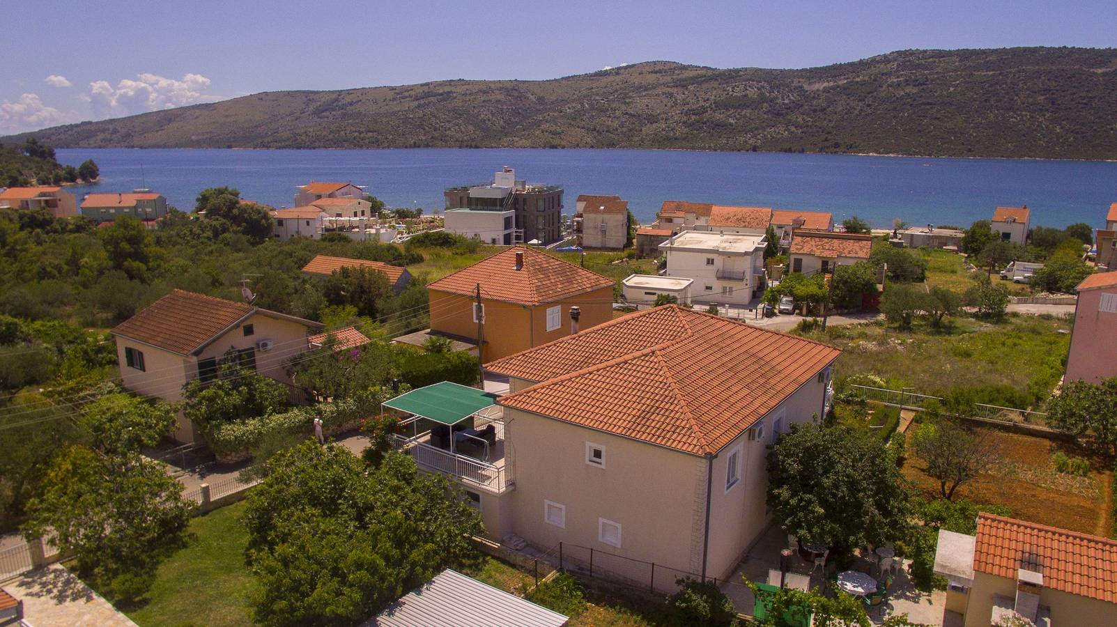 Ganze Wohnung, 1-Zimmer-Ferienwohnung mit Terrasse und Meerblick Poljica, Trogir A-19054-a in Poljica, Split-Dalmatien