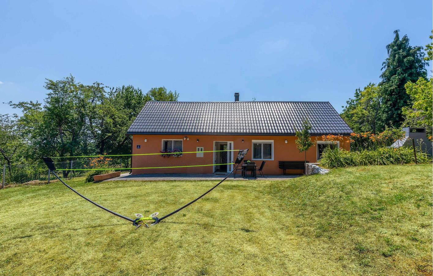 Gemütliche 80 m² große Wohnung mit WLAN, Klimaanlage, Parkplatz und Terrasse in Ozalj, Karlovac und Umgebung