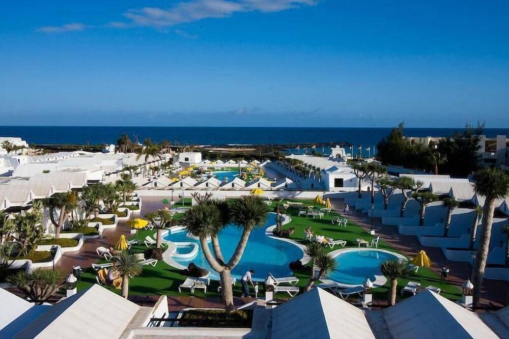 Holiday Villa with shared pool in Costa Teguise, Las Cucharas in Costa Teguise, Teguise