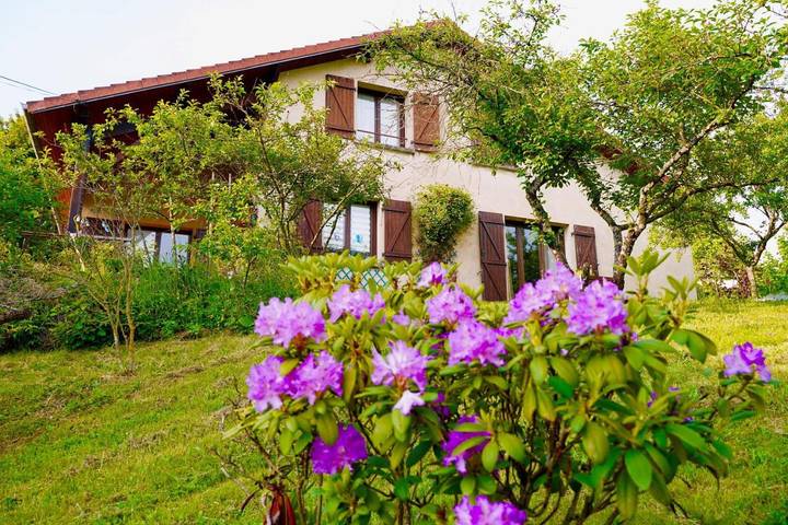 Location de vacances pour 11 personnes, avec vue et jardin, animaux acceptés dans Malleloy