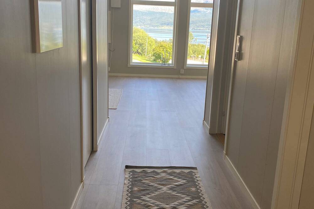 Ganze Wohnung, New, spacious apartment in Senja, Lenvik