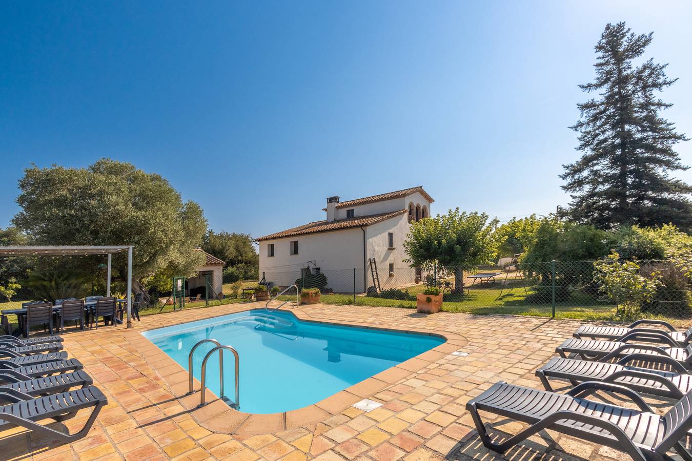 Geheel appartement, Appartement 'Simon' met uitzicht op de bergen, privézwembad en Wi-Fi in Vilobí d'Onyar, Girona Provincie