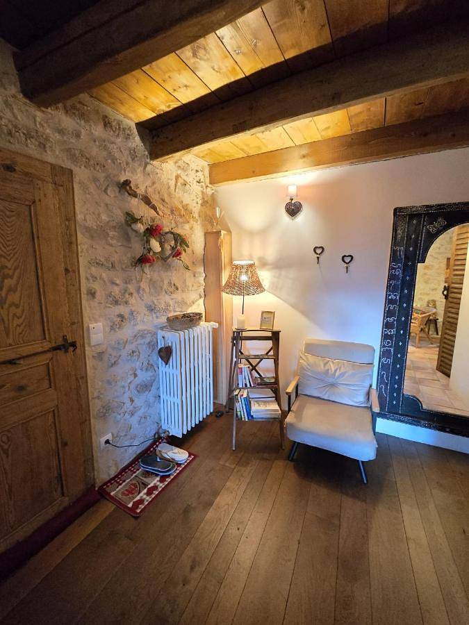 Family Room with Garden View in Ceyzérieu, Belley