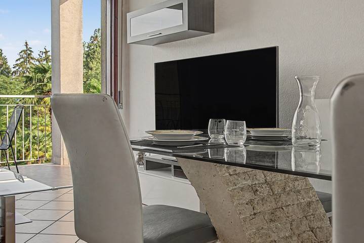 Entire apartment, "BlueVille21" Apartment with Lake View, Shared Pool, and Wi-Fi in Germignaga, Lago Maggiore (Lombardy)