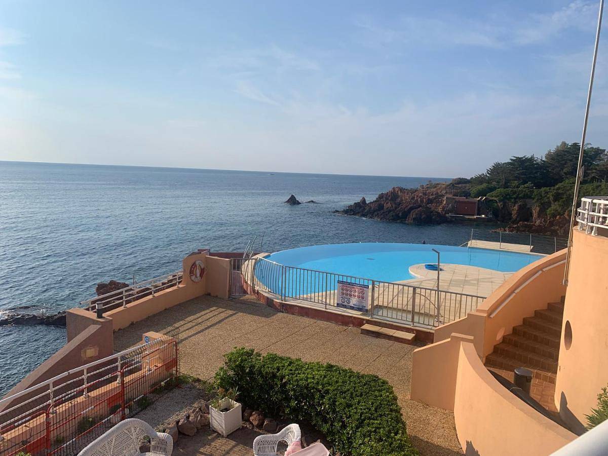 Appartement entier, Petit coin de paradis sur la mer in Le Trayas, Saint-Raphaël
