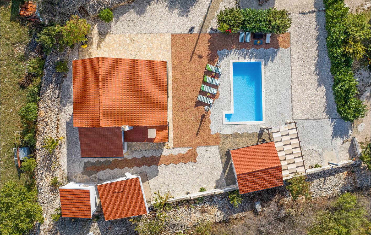 Geräumige 2-Zimmer-Wohnung mit Pool und Terrasse, kostenloses WLAN in Dalmatinisches Zagora