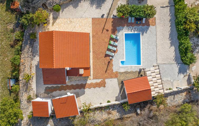 Geräumige 2-Zimmer-Wohnung mit Pool und Terrasse, kostenloses WLAN in Dalmatinisches Zagora