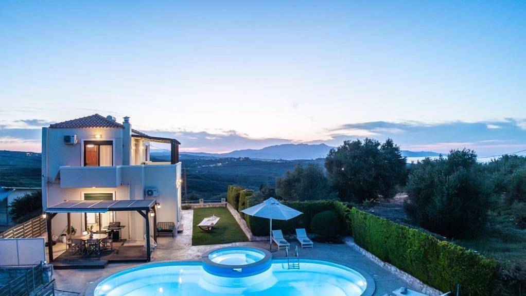 Three-Bedroom Villa with Private Pool in Chania und Umgebung