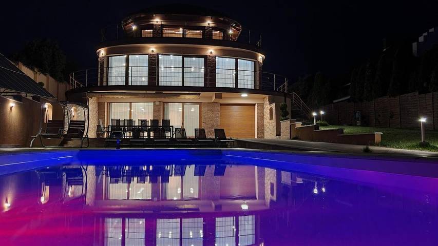 Ferienhaus für 14 Personen, mit Balkon und Whirlpool sowie Terrasse und Garten in Keszthely