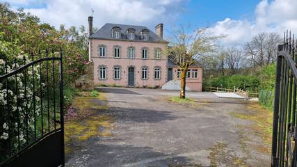 Gîte pour 10 personnes, avec jardin et terrasse, adapté aux familles à Langoëlan
