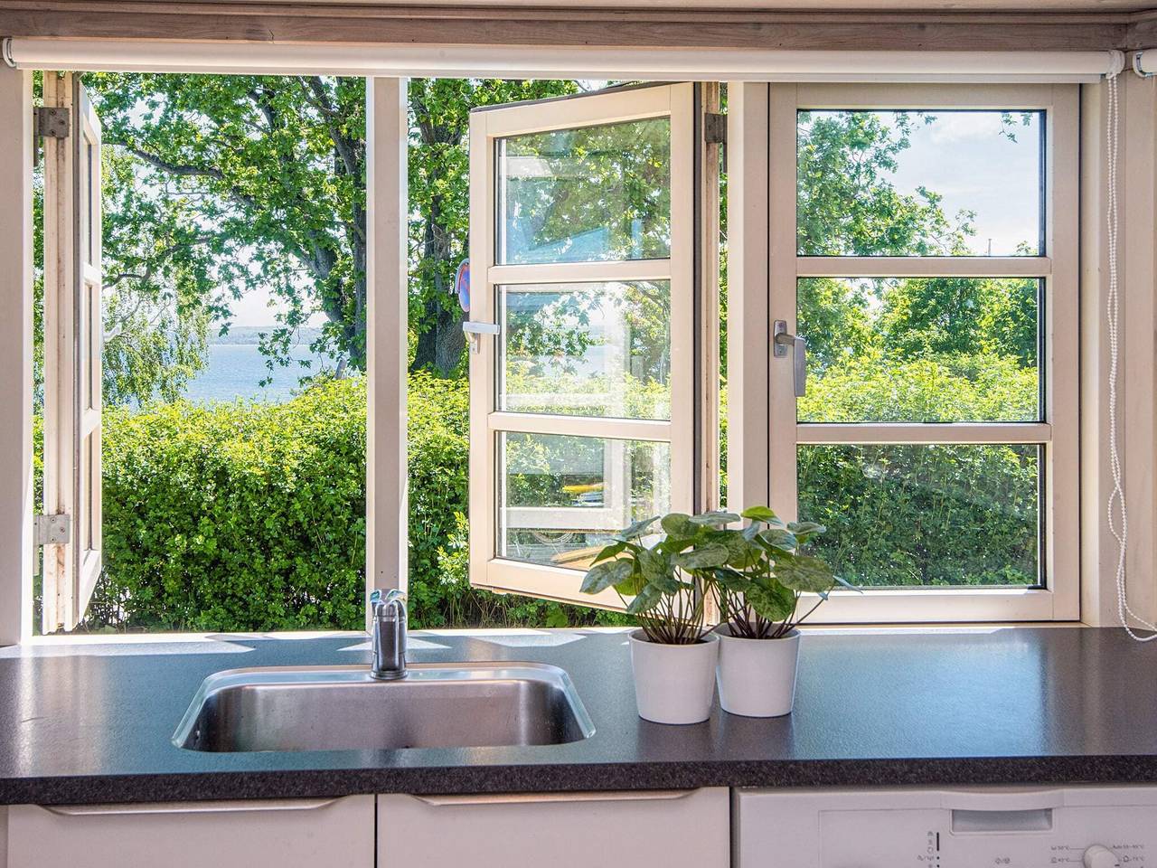 Moderne tilflukt ved vannet in Mørkholt, Børkop 