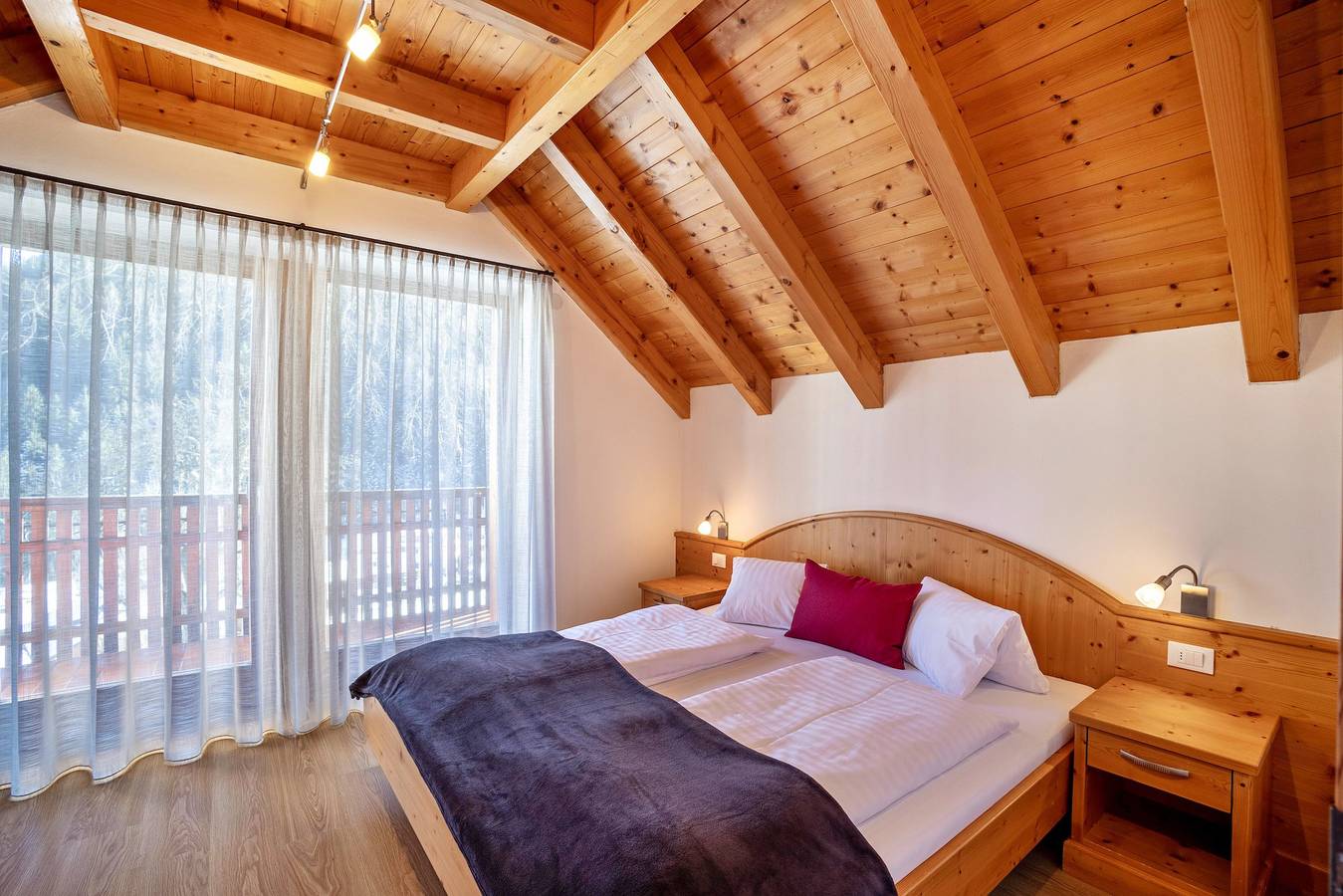 Casa vacanze "Apartments Perfila Ferienchalet" con vista sulle montagne, terrazza e Wi-Fi in Valdaora, Dolomiti Superski