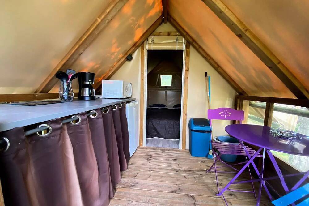 Cabane Perchee 2 Pers +possibilité tente sup 2 Ã  4 personnes - 2 pers. inclus dans le tarif in Puybrun, Lot