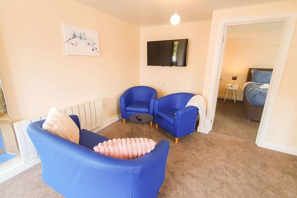 Entire apartment, Blue Orchid in Stroud by Golden Valley in Stroud, Gloucestershire